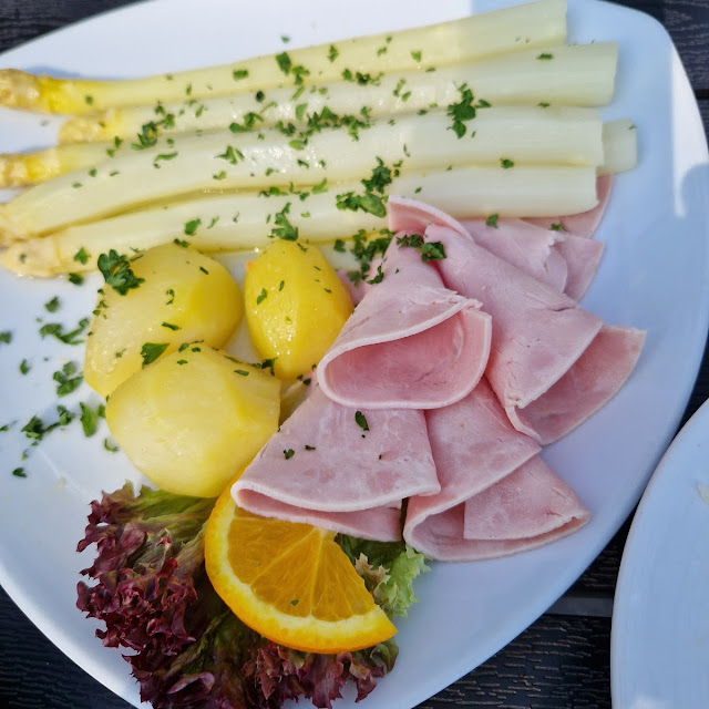 Spargel Mit Kartoffeln Und Schinken