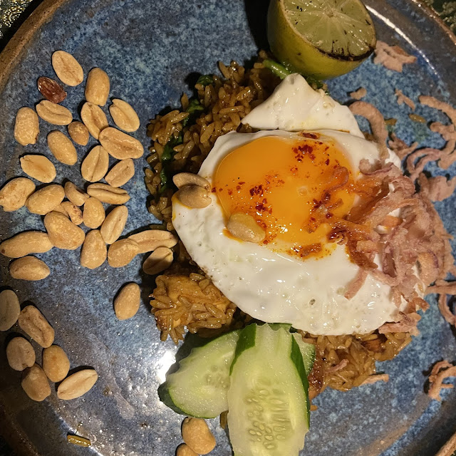 Nasi Goreng Shrimp Arroz Salteado Com Camarão Ovo Frito E Legumes