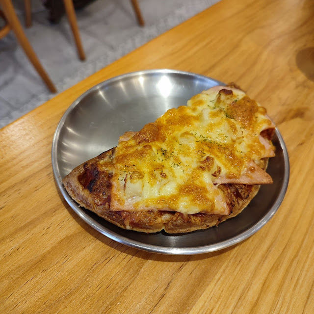 Croffle Pizza Hawaiian