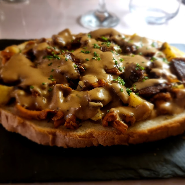 Bruschetta Au Bœuf Girolles Et Sauce Au Poivre
