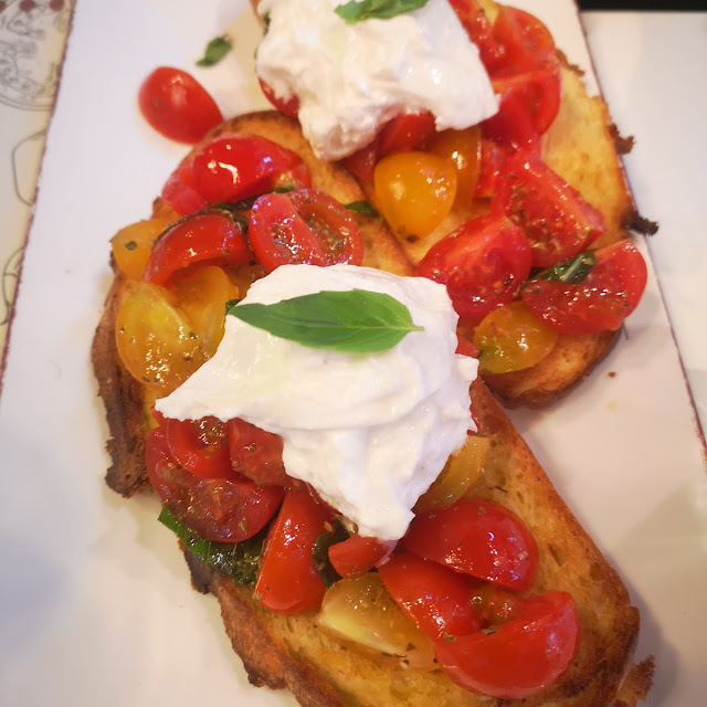 Bruscehtte Con Pomodorini E Burrata