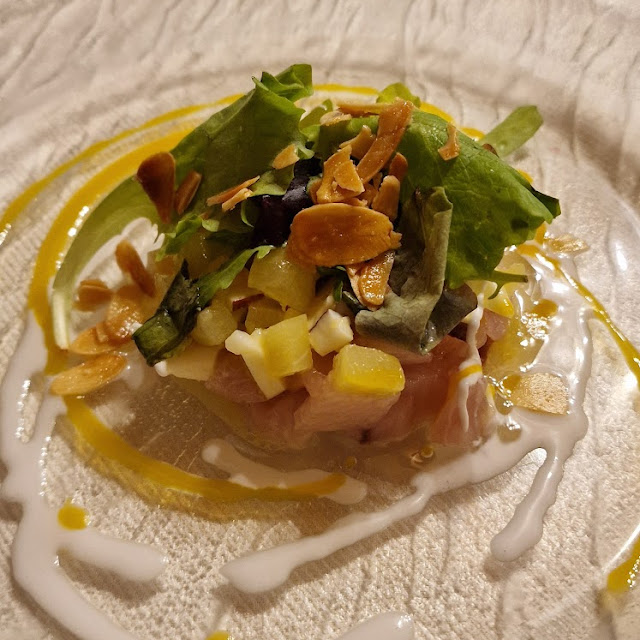 Tartare Di Tonno Con Insalata Tropicale E Mandorle