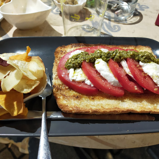 Mozzarela Y Tomate Con Pesto