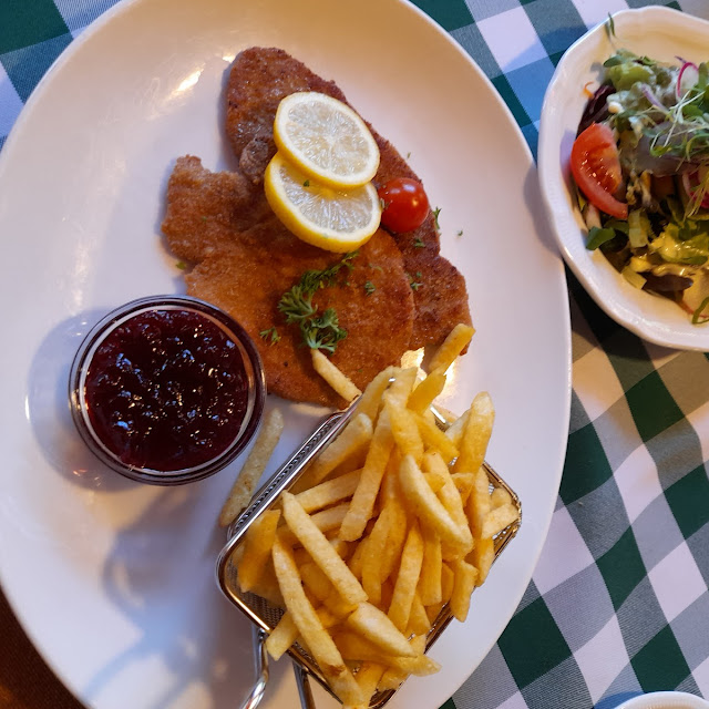 Schnitzel Wiener Art Mit Pommes
