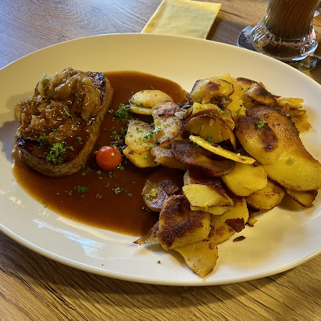 Zwiebelrostbraten Mit Goldbraunen Bratkartoffeln Fersen- Beef Medium
