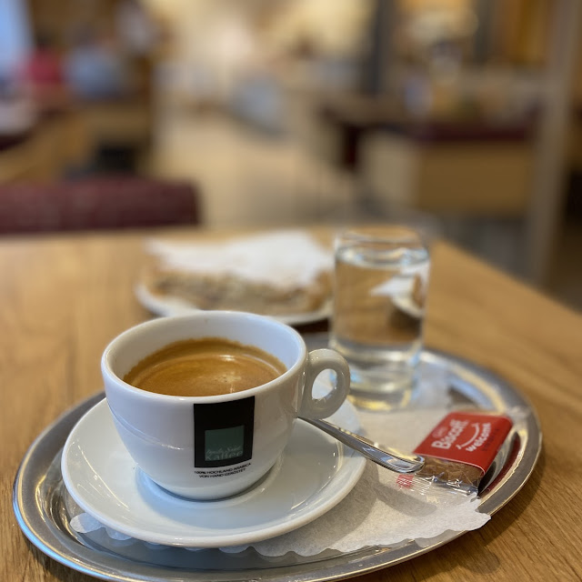 Espresso Mit Apfelstrudel