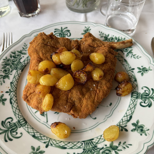 Milanese Di Vitello Alta Con Il Manico Con Con Raspadura E Tartufo Nero Di Norcia