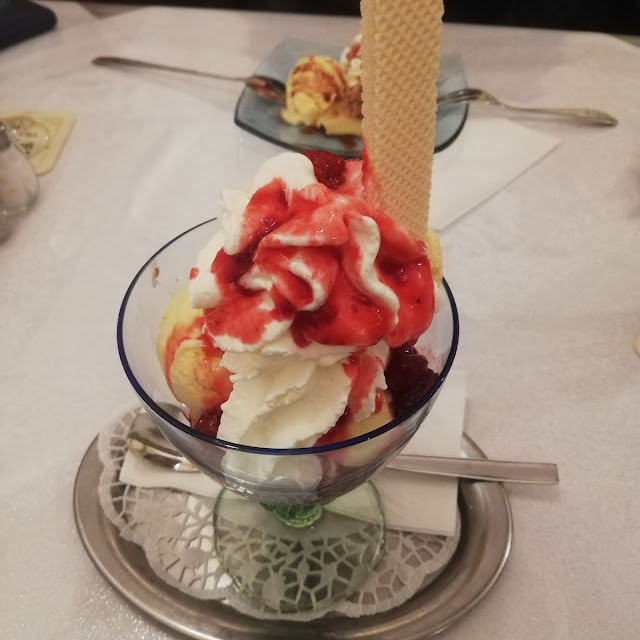 Vanilleeis Mit Heißen Himbeeren
