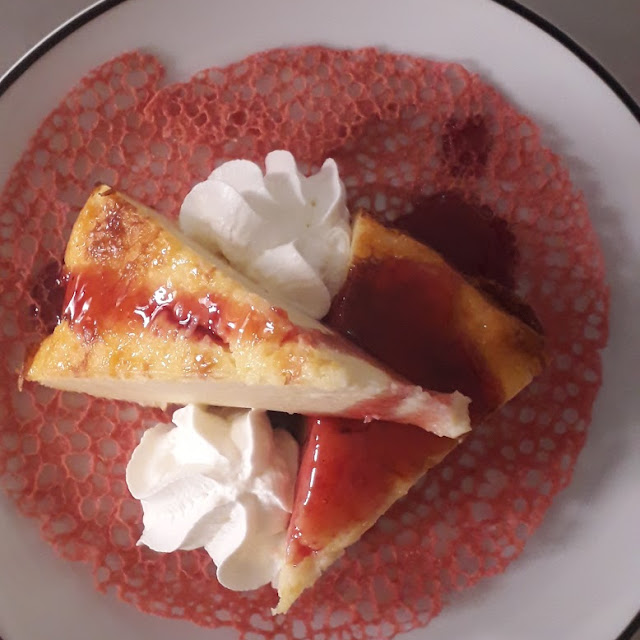 Tarta de Queso Con Crujiente de Oblea Y Sirope de Fres
