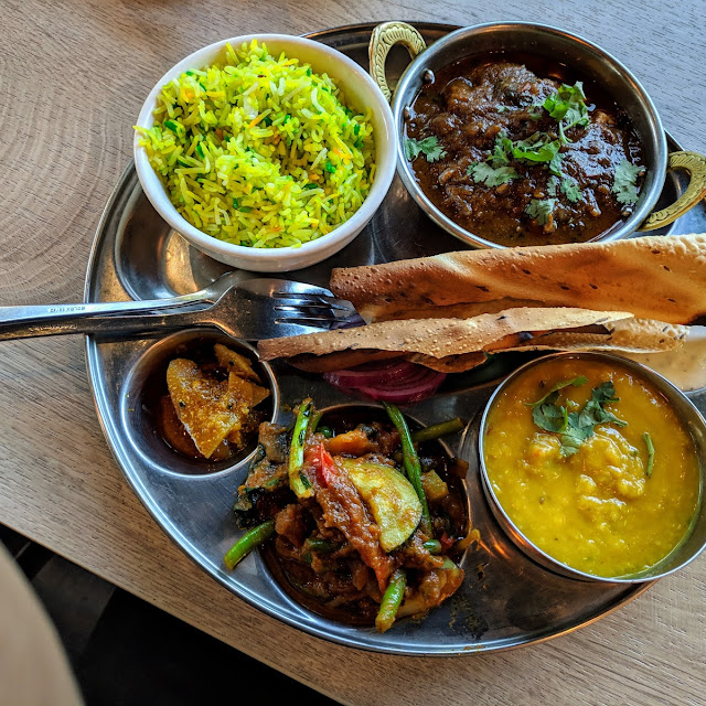 Nepalesisch Thali Scharf
