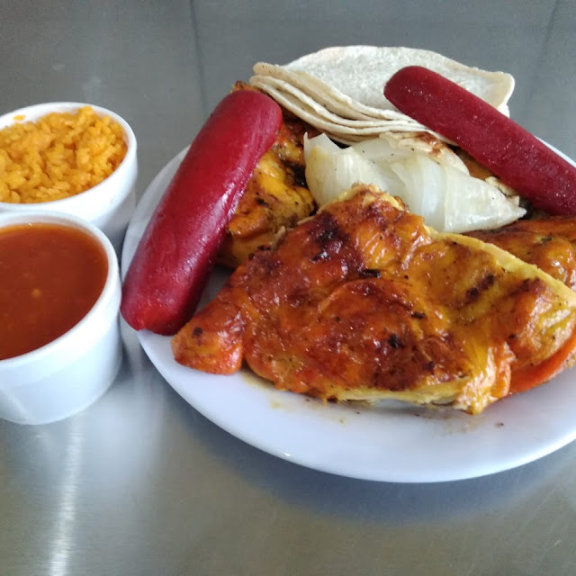 Pollo Asado Con Salsa Tortilla Cebolla Arroz Y Salchicha