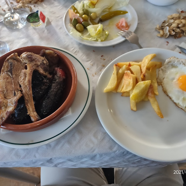 Embutido A la Brasa Con Huevo Frito Con Patatas