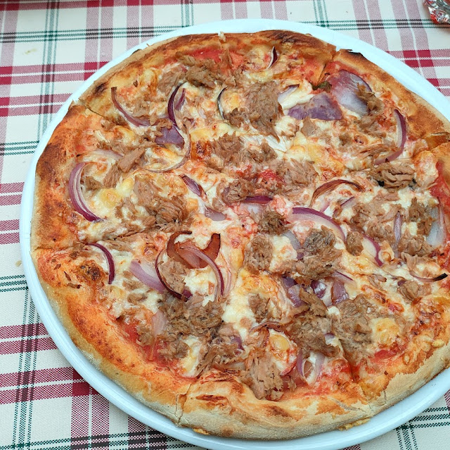 Pizza Tonno Mit Zwiebeln
