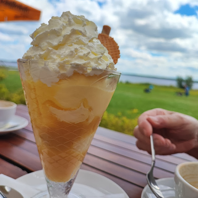 Schwedeneisbecher Und Ein Kaffee Crema