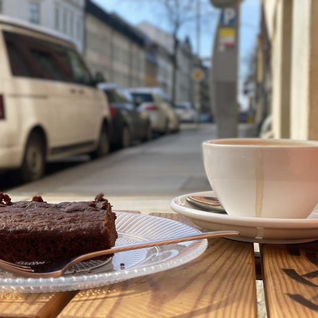 Brownie Und Cappuccino Mit Hafermilch