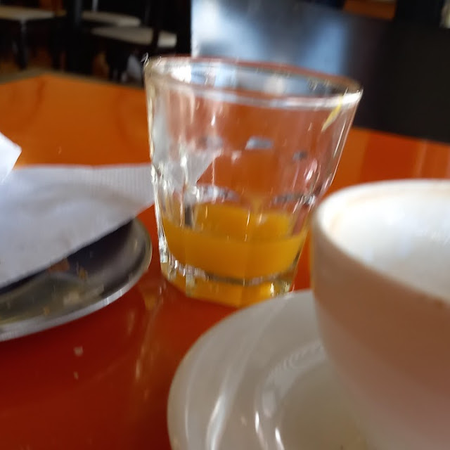 Desayuno Cafe Con Leche 2 Medialunas Y Juguito Naranja