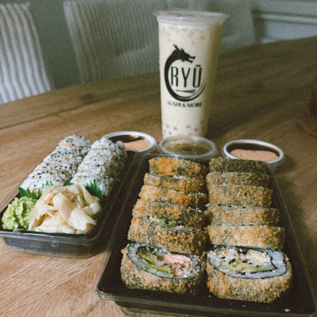Links Inside Out Rolle Mit Lachs Rechts Crunchy Lachs Avocado