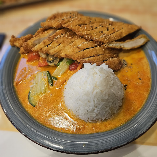 Rotes Thaicurry Mit Knusprigen Hähnchenbrust