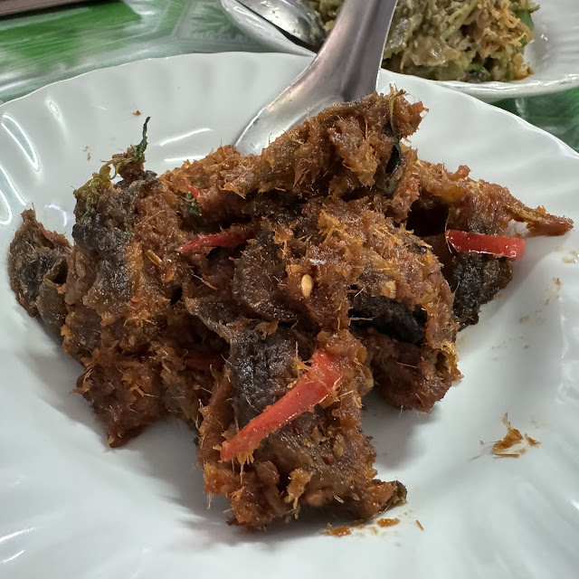ผัดเผ็ดปลาดุกทอดกรอบ