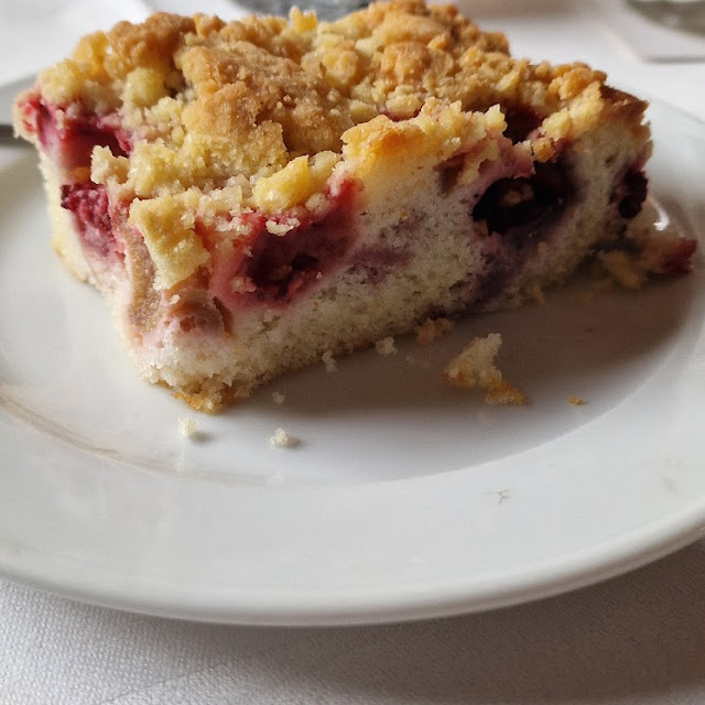 Kuchen Mit Kirschen Rhabarber Und Streuseln
