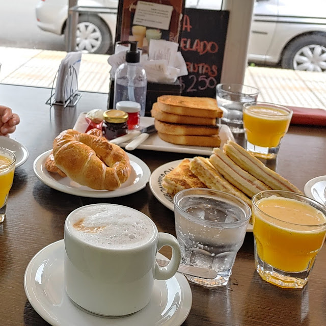 Café Cortado Con Medias Lunas Y Cafe Con Leche Con Tostadas Queso Crema Y Dulce Con Jugo de