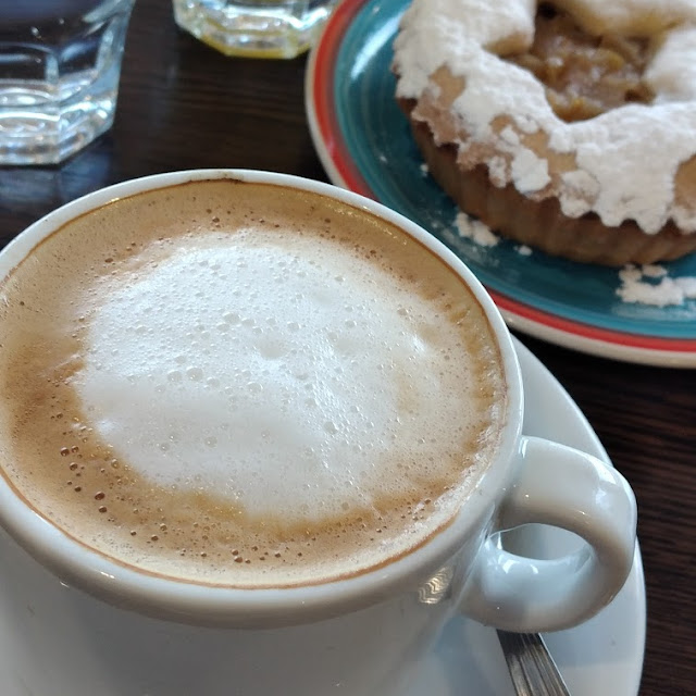 Cafe Con Leche Y Tarta de Pera Con Jugo de Naranja