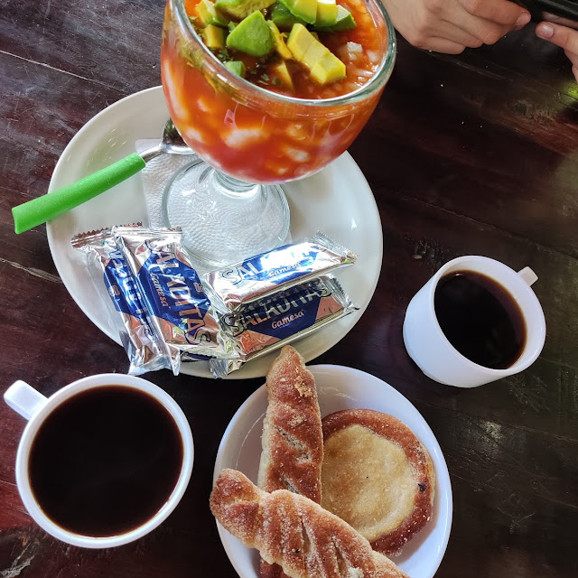 Cóctel de Camarón Pan Y Café de Olla