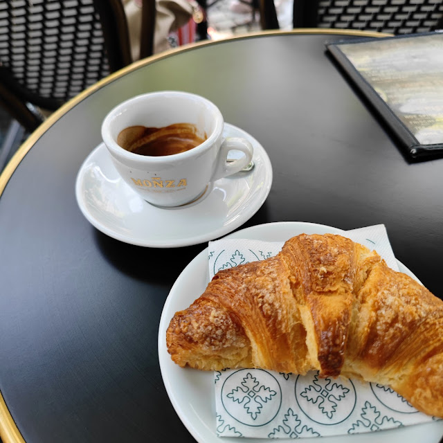 Espresso Doppio Und Cornetto