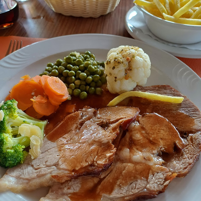 Kalbs U Schweinsbraten Gemüse Mit Pommes Sonntagsmenue