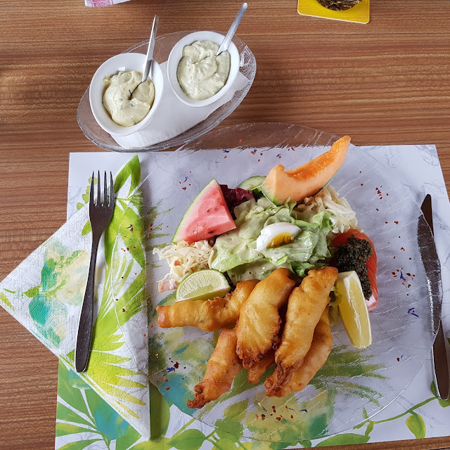 Fischknusperli Mit Verschiedenen Salaten