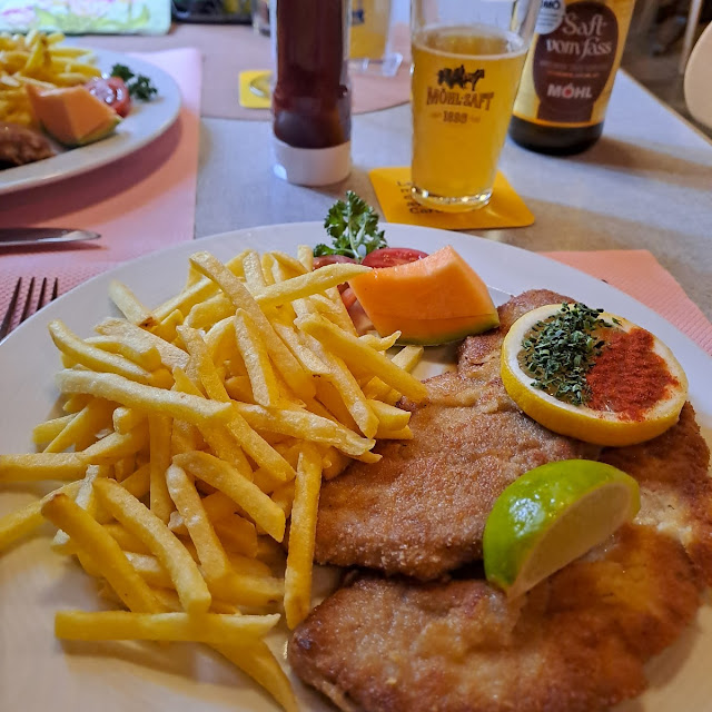 Kalbsschnitzel Mit Pommes Frites