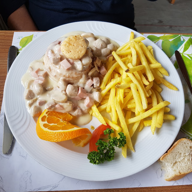 Pastetli Mit Pommes Frites