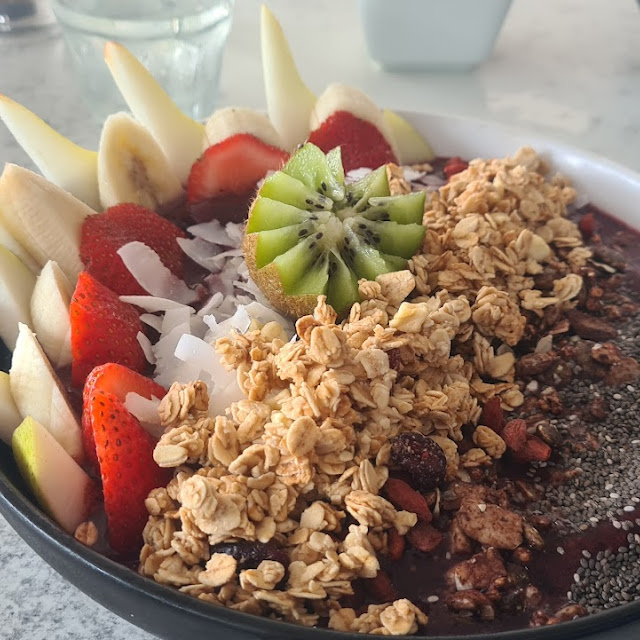 Smoothie Bowl with Granola