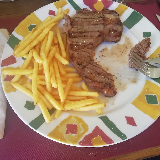 Bistec de Ternera de Girona Con Patatas Fritas Y Botifarra Con Patatas Fritas