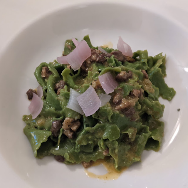 Tagliatelle Verdi Ripiene Di Pecorino Con Ragu D’anatra Cipolla Rossa Caramellata E Rosmarino