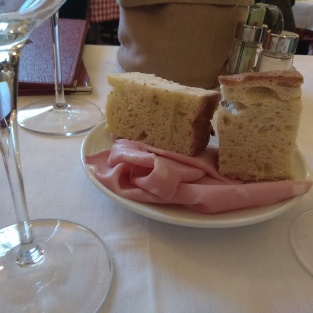 Entree Di Focaccia Appena Sfornata E Mortadella