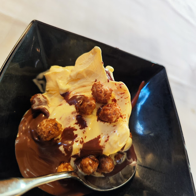 Gelato Alla Crema Con Cioccolato Fondente E Nocciole Servito Sul Carello