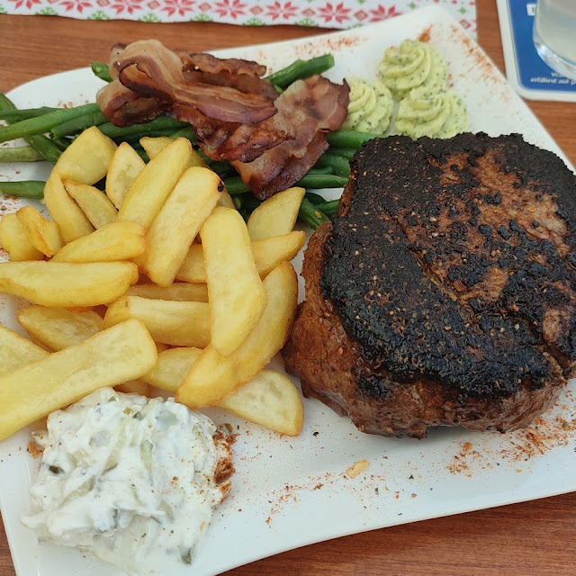 Steak Perfekt Medium Mit Speckbohnen Und Pommes Kräuterbutter