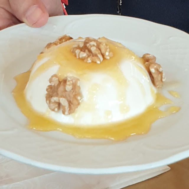 Cuajada Con Miel Y Nueces