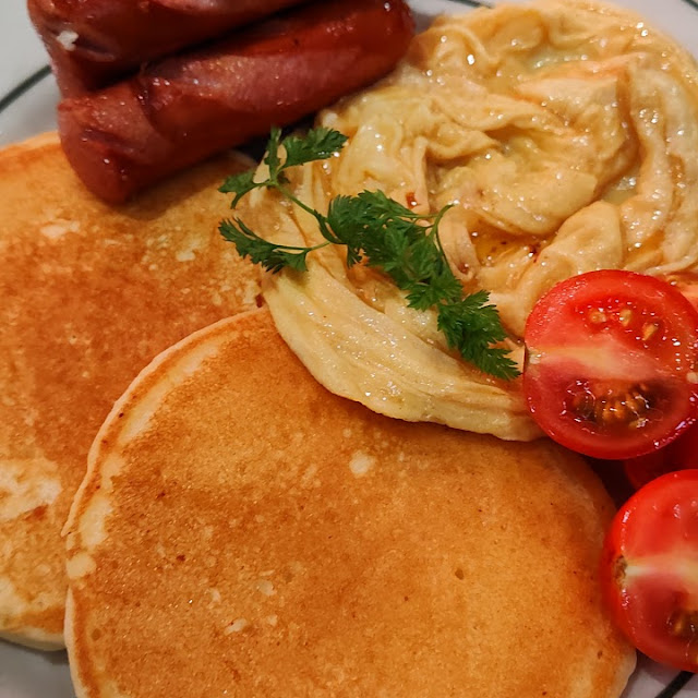 Chilli Scrambled Eggs with Sausages on Pancakes