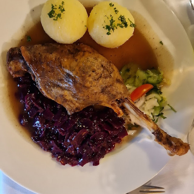 Gänsekeule Mit Rotkraut Und Klößen