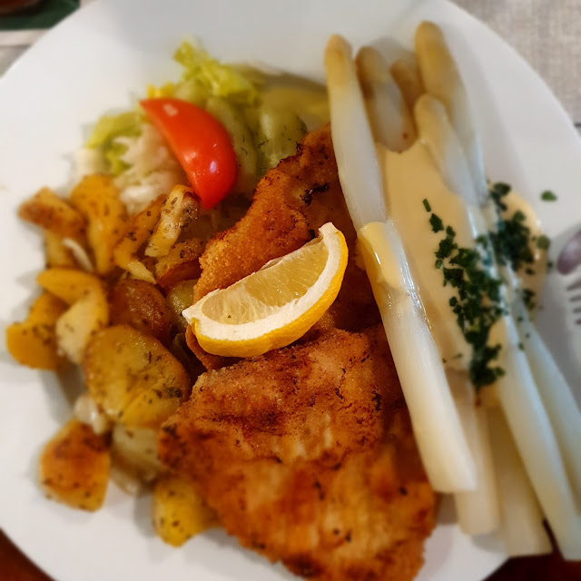 Schnitzel Mit Spargel Und Bratkartoffeln