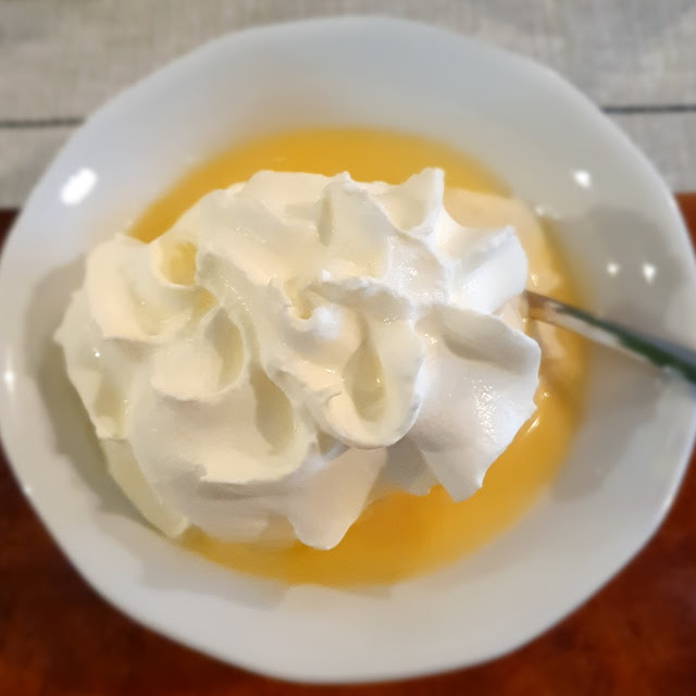 Eis Mit Eierlikör Und Sahne