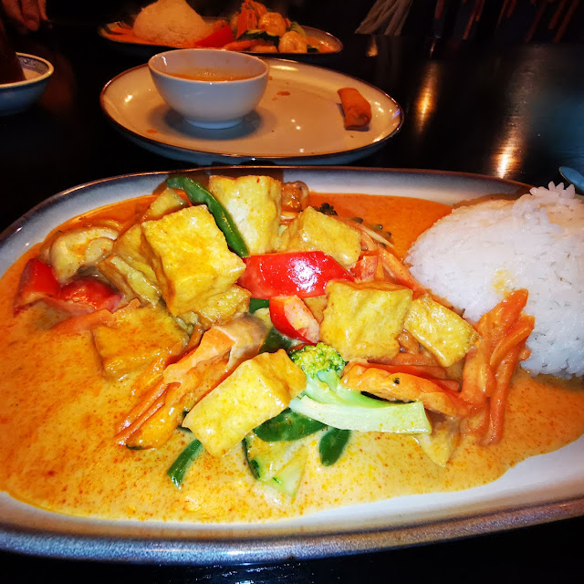 Gemüse Mit Tofu In Rotem Curry Scharf
