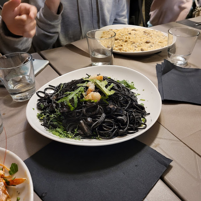 Spaghetti Al Nero Di Seppia E Tartare Di Gambero