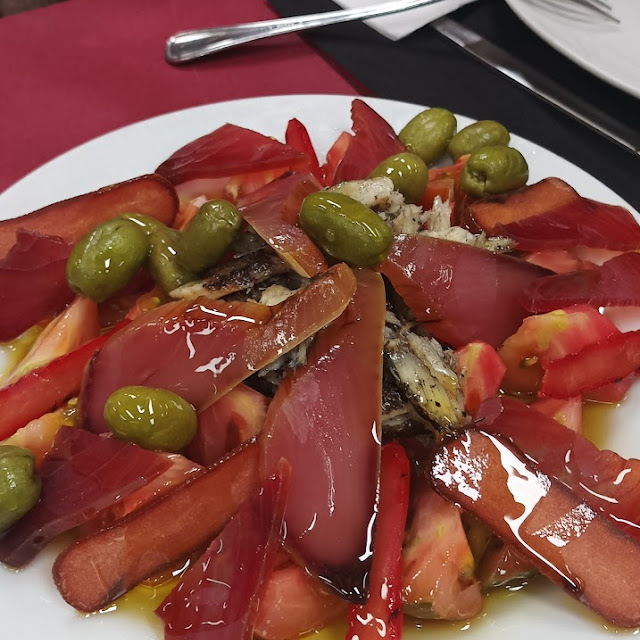 Ensalada de Salazones Con Capellan Olivas Partidas Y Tomate Riquisimo