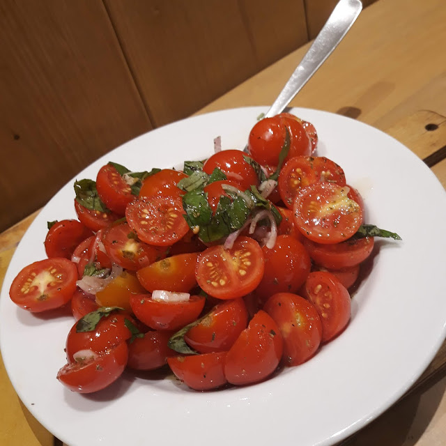 Insalata Di Pomodorini Con Cipolla Fresca E Basilico