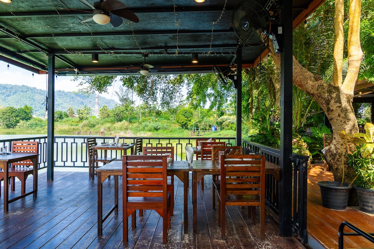 The Grand View Restaurant & Bar