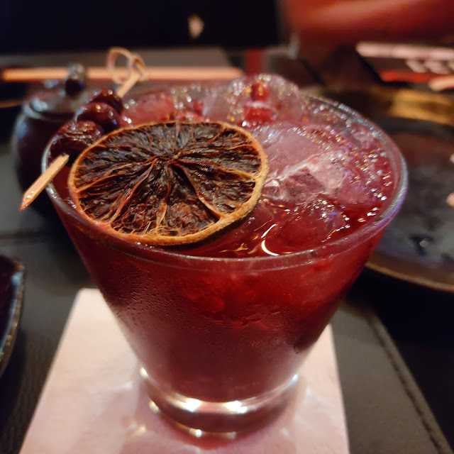 Caipirinha de Sakê Com Frutas Vermelhas E Negroni