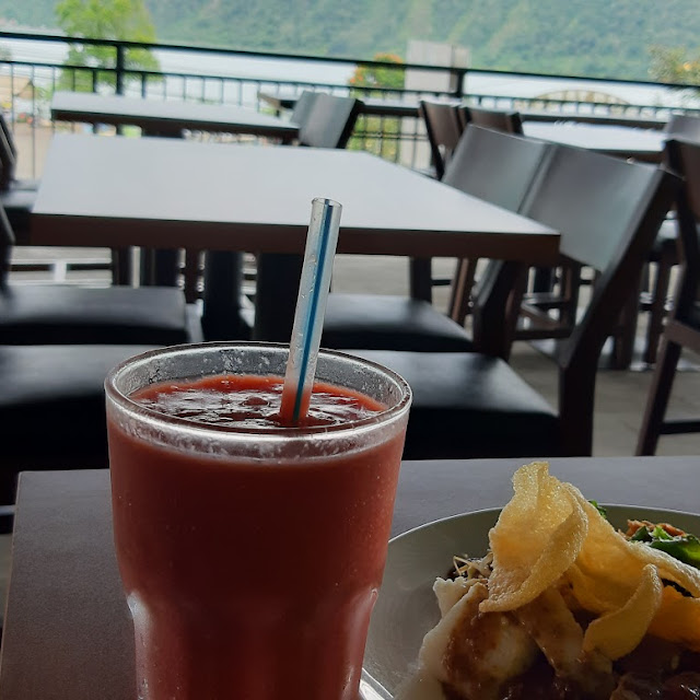 Gado-Gado Dan Jus Jamboo
